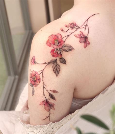 flor elegantes tatuajes en el hombro para mujer|tatuajes de flores originales.